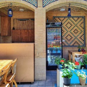 اقامتگاه بوم‌گردی عطاء الدوله شیراز فضای محوطه