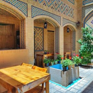 اقامتگاه بوم‌گردی عطاء الدوله شیراز فضای محوطه