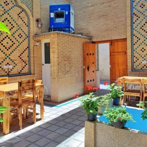 اقامتگاه بوم‌گردی عطاء الدوله شیراز فضای محوطه