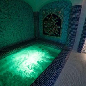 اقامتگاه بوم‌گردی هفت رنگ شیراز جکوزی اقامتگاه 1