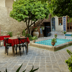 اقامتگاه سنتی آبان شیراز فضای محوطه