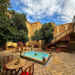اقامتگاه سنتی آبان شیراز فضای محوطه