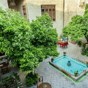 اقامتگاه سنتی آبان شیراز فضای محوطه