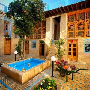 اقامتگاه سنتی بابا باشی شیراز فضای محوطه