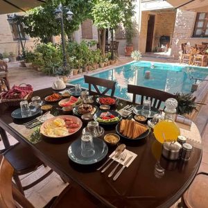 اقامتگاه سنتی روزبهان شیراز فضای محوطه