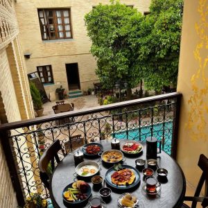 اقامتگاه سنتی روزبهان شیراز فضای محوطه