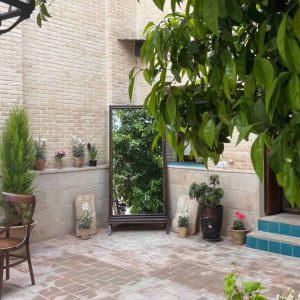 اقامتگاه سنتی روزبهان شیراز فضای محوطه