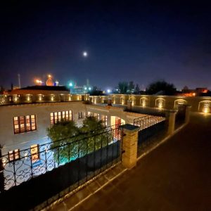 اقامتگاه سنتی روزبهان شیراز فضای محوطه