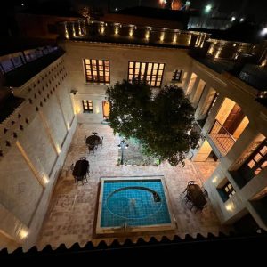 اقامتگاه سنتی روزبهان شیراز فضای محوطه