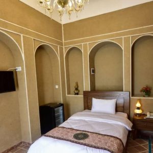 اقامتگاه سنتی هزار و یک شب چهار باغ اصفهان اتاق یک تخته دنیا زاد