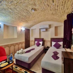 اقامتگاه سنتی پنج دری شیراز اتاق دو تخته تویین