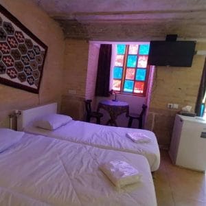 اقامتگاه سنتی گل طاها شیراز اتاق سه تخته 1