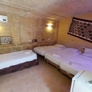 اقامتگاه سنتی گل طاها شیراز اتاق چهار تخته