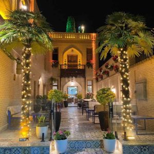 هتل آپارتمان پارتیکان اصفهان فضای محوطه