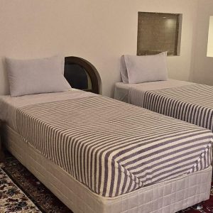 اقامتگاه بومگردی خانه حقیقت یزد اتاق دو تخته