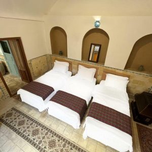 اقامتگاه بوم‌گردی خشت آباد یزد اتاق سه تخته 1