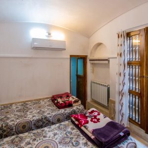 اقامتگاه بومگردی سرای سایه کاشان اتاق چهار تخته زیرزمین 1