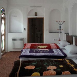 اقامتگاه بوم‌گردی سرزمین آفتاب یزد اتاق سه تخته 1
