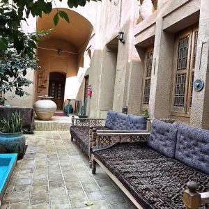 اقامتگاه بوم‌گردی شهداد یزد فضای محوطه