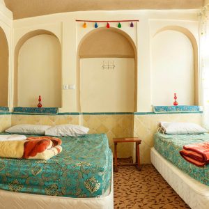 اقامتگاه بوم‌گردی طارونه یزد اتاق سه تخته 2
