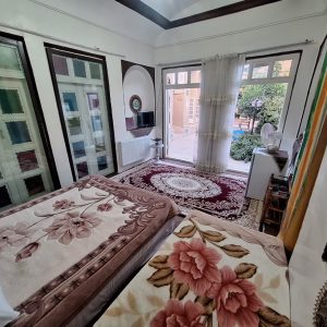 اقامتگاه بوم‌گردی عمارت بانو یزد اتاق سه تخته پهنا
