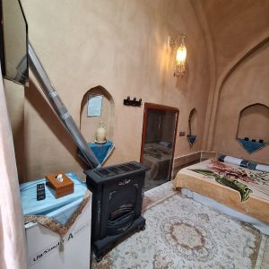 اقامتگاه بوم‌گردی عمارت بانو یزد اتاق دو نفره کف خواب کاهگلی