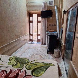 اقامتگاه بوم‌گردی عمارت بانو یزد اتاق دو نفره کف خواب کاهگلی