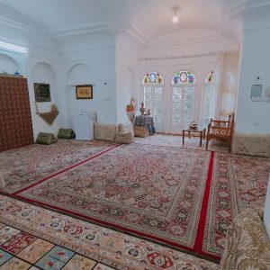 اقامتگاه بوم‌گردی عمارت بانو یزد اتاق چهار نفره کف خواب سه‌دری
