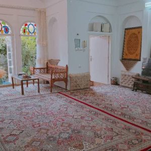 اقامتگاه بوم‌گردی عمارت بانو یزد اتاق چهار نفره کف خواب سه‌دری