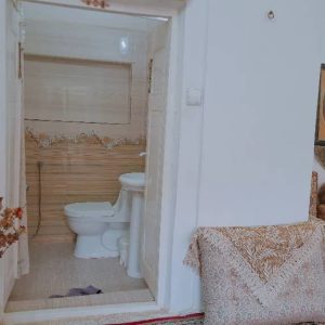 اقامتگاه بوم‌گردی عمارت بانو یزد اتاق چهار نفره کف خواب سه‌دری