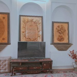 اقامتگاه بوم‌گردی عمارت بانو یزد اتاق چهار نفره کف خواب سه‌دری