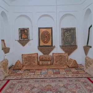 اقامتگاه بوم‌گردی عمارت بانو یزد اتاق چهار نفره کف خواب سه‌دری