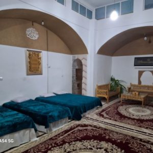 اقامتگاه بوم‌گردی عمارت بانو یزد اتاق چهار نفره کف خواب دلیزه
