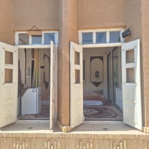 اقامتگاه بوم‌گردی عمارت بانو یزد اتاق سه تخته پهنا