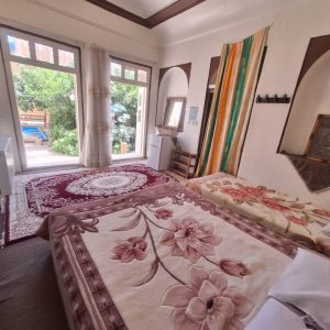 اقامتگاه بوم‌گردی عمارت بانو یزد اتاق سه تخته پهنا