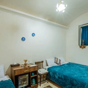 اقامتگاه بوم‌گردی ملک کاشان اتاق سه تخته ترنج