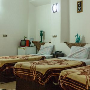اقامتگاه بوم‌گردی نقره یزد اتاق سه تخته 1