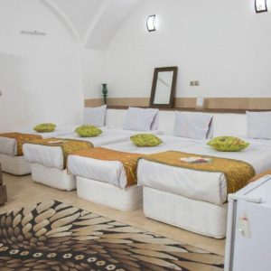 اقامتگاه بوم‌گردی نقره یزد اتاق پنج تخته 1