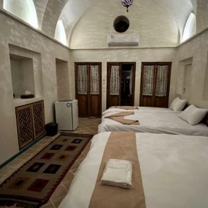 اقامتگاه سنتی اشکوب کاشان اتاق چهار تخته آفتاب سو