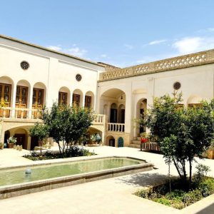 اقامتگاه سنتی اشکوب کاشان فضای محوطه 2