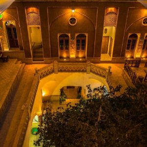 اقامتگاه سنتی ثنا کاشان فضای محوطه