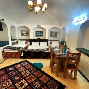 اقامتگاه سنتی خادمی کاشان اتاق چهار تخته