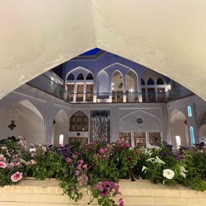 اقامتگاه سنتی رزاس کاشان فضای محوطه 2