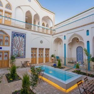 اقامتگاه سنتی رزاس کاشان فضای محوطه 1