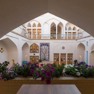 اقامتگاه سنتی رزاس کاشان فضای محوطه 5