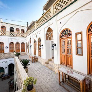 اقامتگاه سنتی سهراب کاشان فضای محوطه