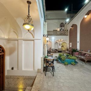 اقامتگاه سنتی سهراب کاشان فضای محوطه