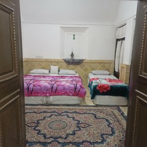 اقامتگاه بومگردی شاخه نبات یزد اتاق سه تخته 1