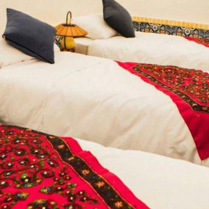 اقامتگاه سنتی شهباز کرمان اتاق سه تخته