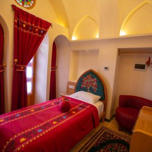 اقامتگاه سنتی آقا حسینی کاشان اتاق سه تخته بالا نشین